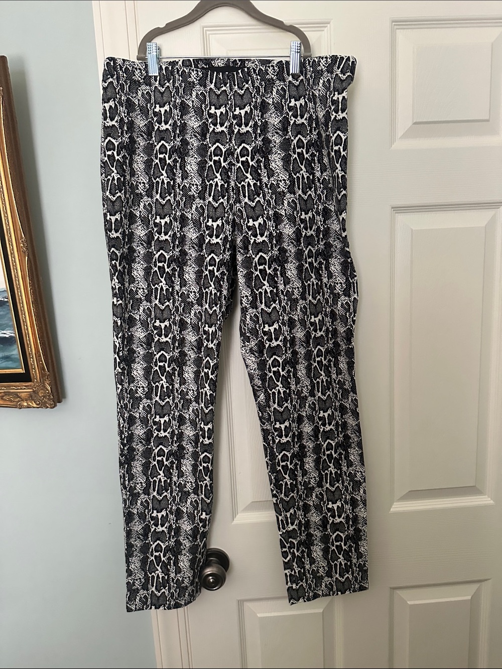 Karen Kane Black & White Snake-Print Straight Leg Pants